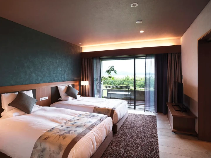 爽やかな緑を海を臨む寝室