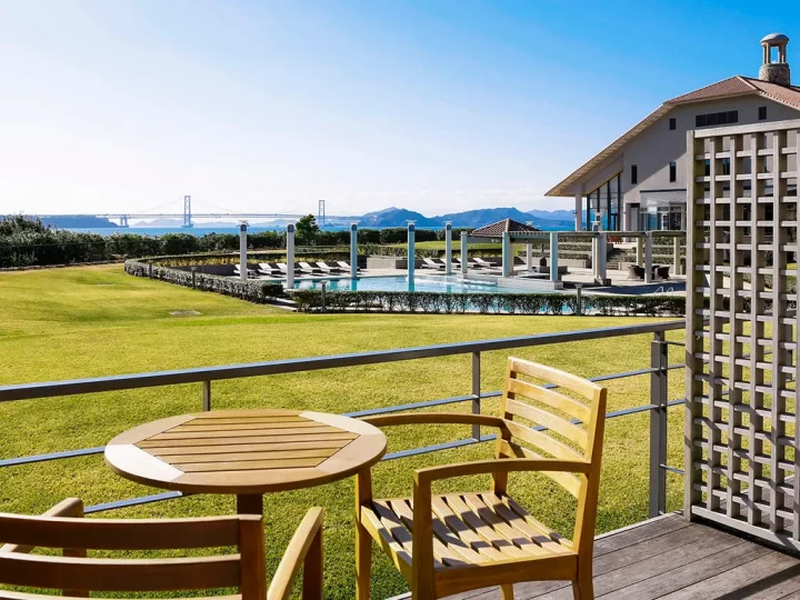 開放的なウッドデッキバルコニー