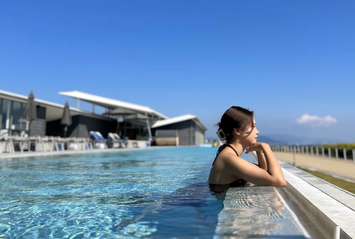 昼：広々プールの目の前は海！晴れた日は特に海、空、プールが煌めきます