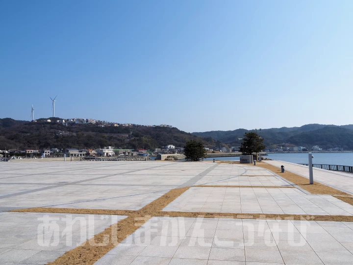 海の展望広場の海側に設置されています