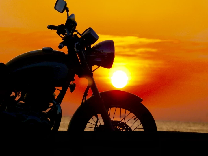 バイクと夕日