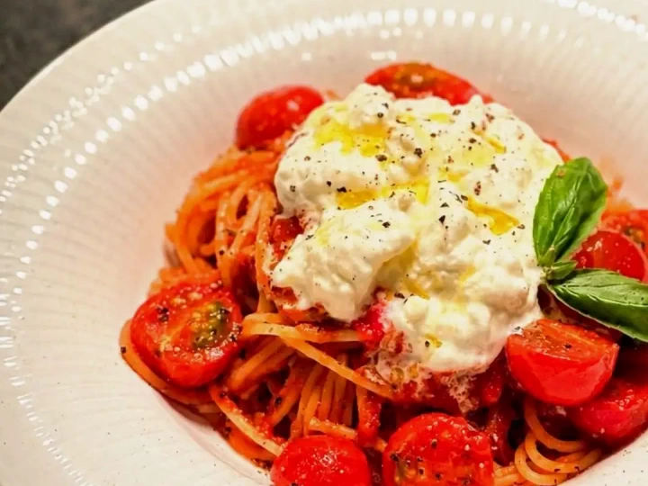 ブッラータチーズのトマトソース 生パスタ