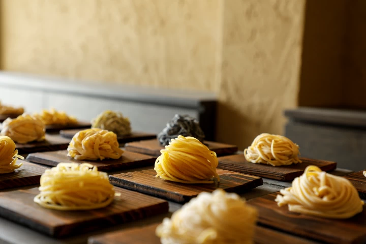 店内入口には生パスタが並ぶ