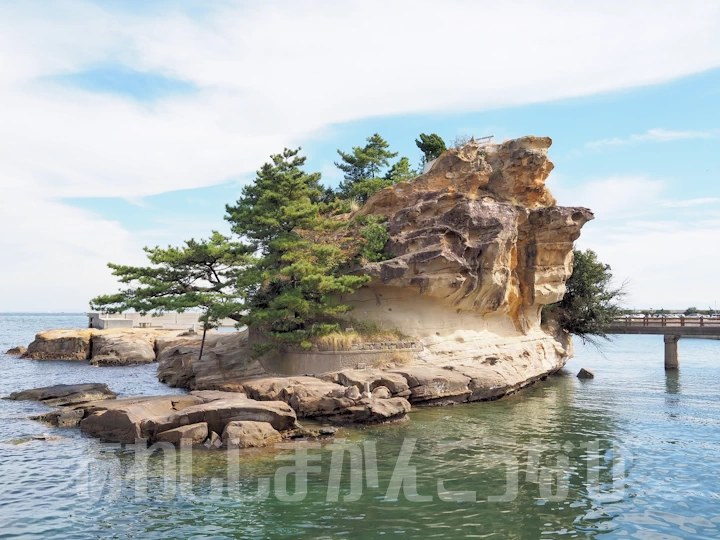 岩屋港近くにある「絵島」は平清盛ゆかりのパワースポット（淡路島の観光スポット）