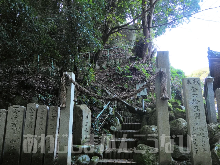 神岩参道を上って神籠石の近くまで行けます