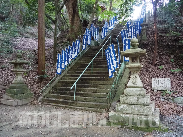 参道の石段を上って岩上神社にお参り