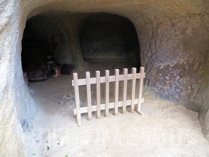 岩樟神社の洞窟