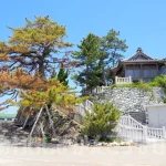 【沼島・厳島神社（弁財天神社）】境内を取り囲む石垣も見どころ