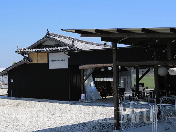 田園風景の中に建つ古民家カフェ