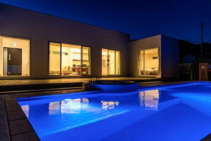 夜の静寂に包まれる、幻想的な水中照明付きプール