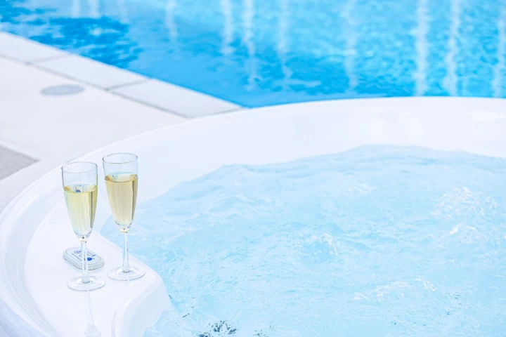 シャンパングラス片手に過ごす、優雅な昼のひととき