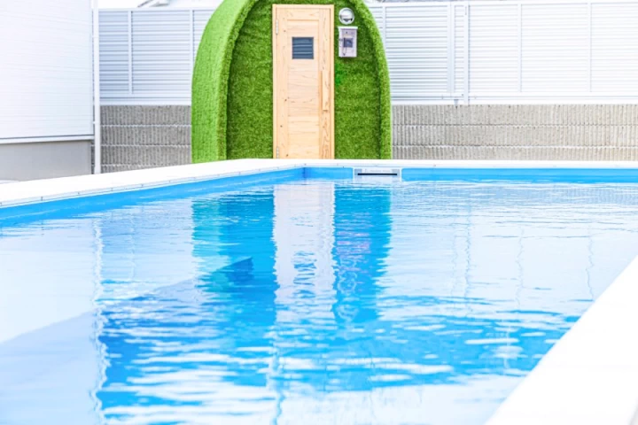 プールサイドに専用のバレルサウナ