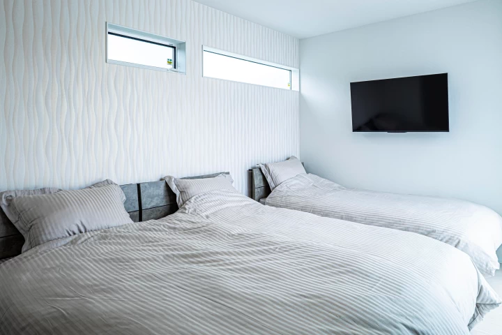 白を基調とした、清潔感のある快適なベッドルーム