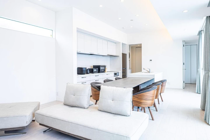 ゆとりあるダイニングテーブルと開放的なキッチン空間