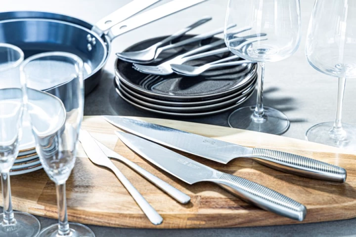 グラスや食器も各種揃います