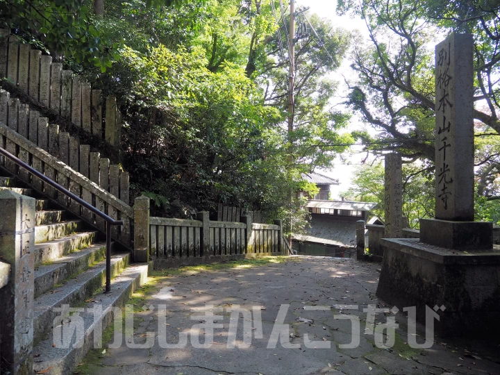 岩戸神社へは石碑を真っすぐ進みます