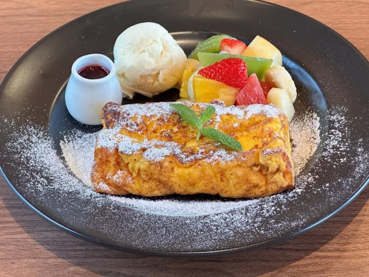 焼きたてフレンチトースト季節のフルーツ添え(ドリンク付)
