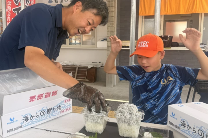 炊きたて釜揚げしらすを試食