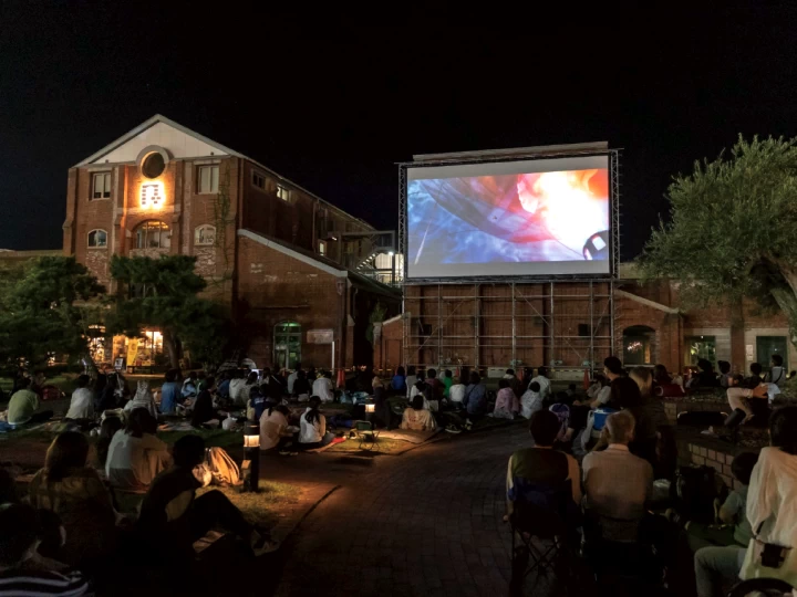 【空の映画館】洲本市民広場に巨大スクリーンが登場！うみぞらナイトマーケットも開催