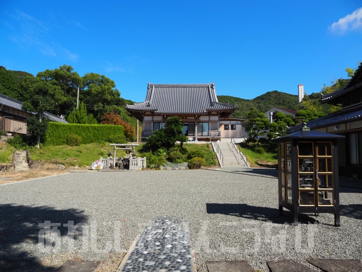 広々とした覚住寺の境内