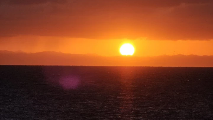 船上で初日の出を拝みます